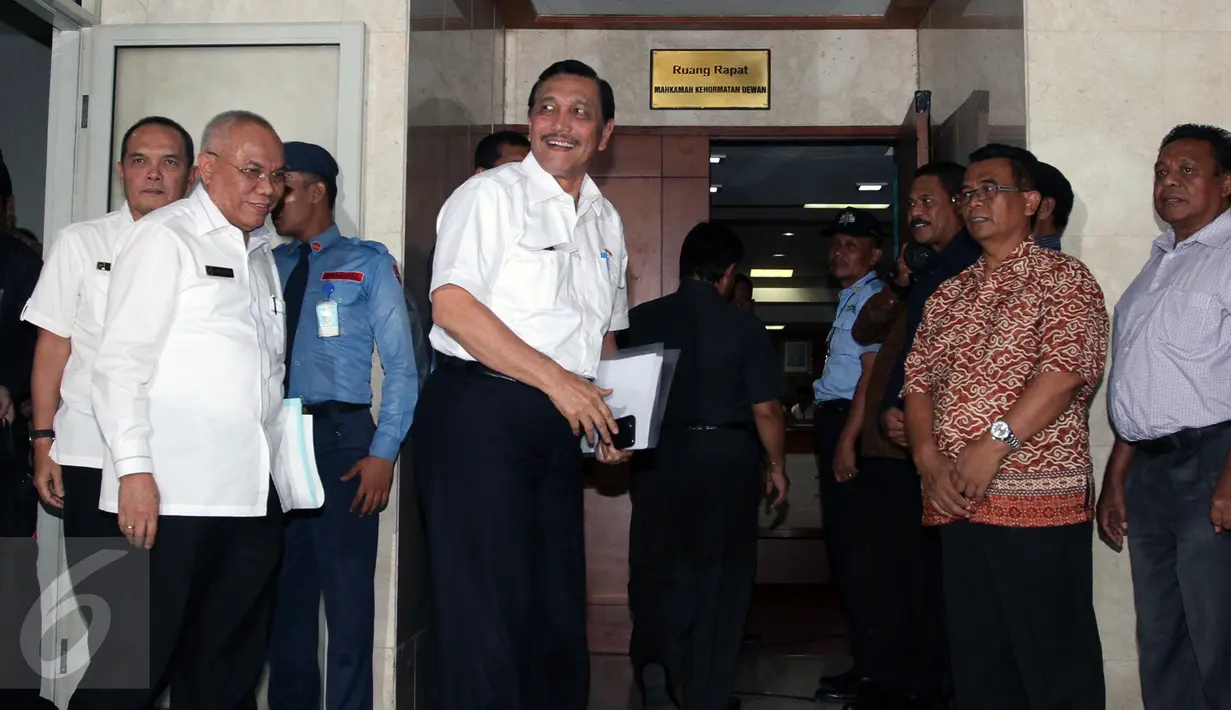Menkopolhukam Luhut Panjaitan menghadiri sidang etik MKD di gedung Parlemen, Senayan, Jakarta, Senin (14/12/2015). Luhut memastikan tidak mengetahui pertemuan  PT Freeport dengan Setya Novanto dan pengusaha Riza Chalid. (Liputan6.com/Johan Tallo)