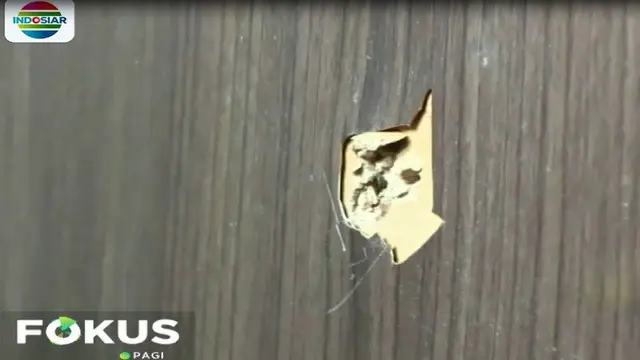 Peluru yang menyasar ruangan Vivi Sumantri menembus partisi ruang kerja, sementara ruangan Totok menembus kaca.