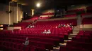 Orang-orang duduk untuk menonton sebuah pementasan di venue Centre Culturel di Brussels, Rabu (29/12/2021). Otoritas Belgia mengonfirmasi pembukaan kembali teater dan bioskop setelah pengadilan memenangkan gugatan dari sektor budaya terhadap penutupan venue-venue budaya. (HATIM KAGHAT/BELGA/AFP)