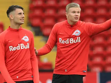 Penyerang Red Bull Salzburg, Erling Haaland (kanan) saat mengikuti sesi latihan tim di stadion Anfield, Inggris (1/10/2019). Red Bull Salzburg akan bertanding melawan Liverpool pada grup E Liga Champions. (AFP Photo/Lindsey Parnaby)
