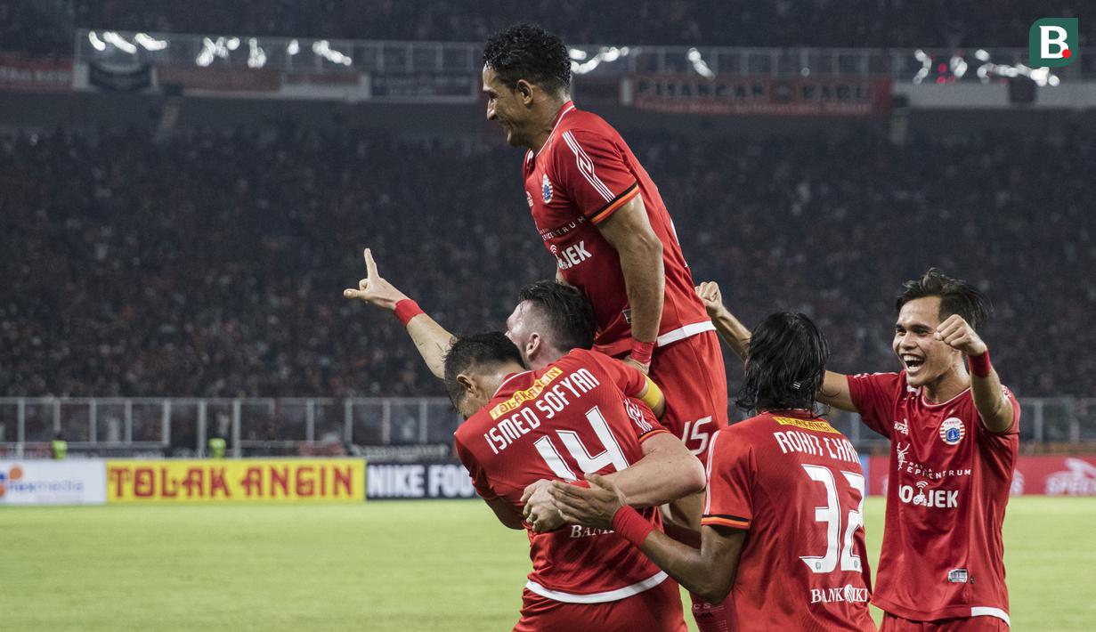 Para pemain Persija Jakarta merayakan gol yang dicetak Marko Simic ke gawang Arema FC pada laga Liga 1 di SUGBK, Jakarta, Sabtu (31/3/2018). Persija menang 3-1 atas Arema FC. (Bola.com/Vitalis Yogi Trisna)