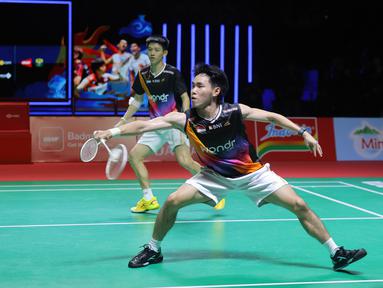 Pebulu tangkis ganda putra Indonesia, Nikolaus Joaquin/Raymond Indra berusaha mengembalikan kok ke pasangan Malaysia, Goh Sze Fei/Nur Izzuddin dalam laga final Indonesia Masters 2026 di Istora, Senayan, Jakarta, Minggu (25/01/2026). (Bola.com/Bagaskara Lazuardi)