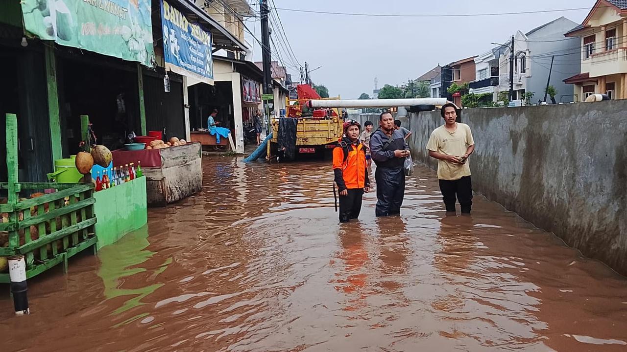 Ruas Jalan di Tangsel Terendam Banjir hingga Turap Longsor Dampak Hujan Deras Sejak Sore