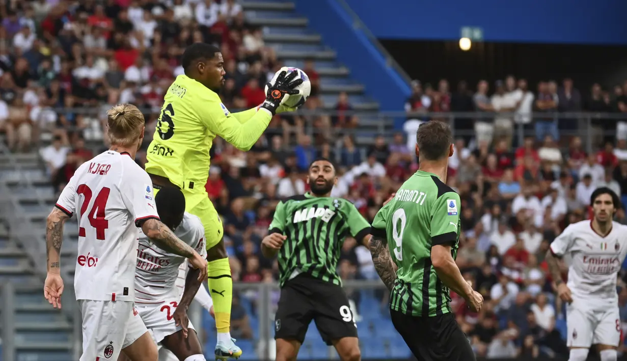 Kiper Milan Mike Maignan beraksi menangkap bola saat bertanding melawan Sassuolo pada pertandingan lanjutan Liga Serie A Italia di stadion Mapei - Citta del Tricolore di Reggio Emilia (30/8/2022). AC Milan bermain imbang atas Sassuolo dengan skor 0-0. (Massimo Paolone / LaPresse via AP)