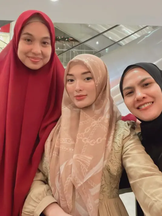 Anggunnya penampilan Zaskia Gotik dengan outfit serba cokelat. Ia memadukan atasan lengan panjang berwarna cokelat dengan hijab cokelat bermotif yang serasi. [Foto: Instagram/zaskia_gotix]