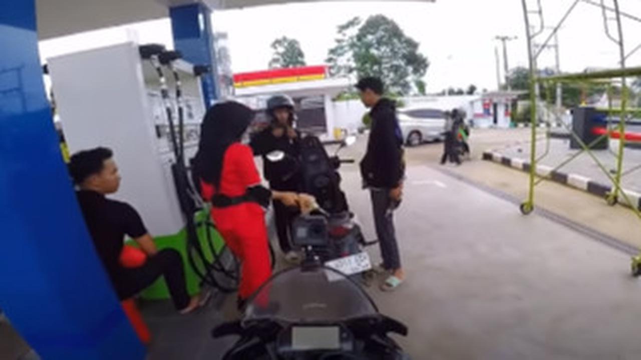 Saat Isi Bensin Tak Sengaja Jumpa Mantan Pacar, Pria Ini Syok Sampai Motornya Mogok