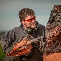 Bukan lagi pakai pisau ukir atau semacamnya, seniman ini bikin patung pakai gergaji mesin. Sangarrr! (Via: boredpanda.com)