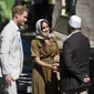 Meghan Markle mengenakan kerudung saat mengunjung masjid tertua di Afrika Selatan bersama Pangeran Harry. (DAVID HARRISON / AFP)