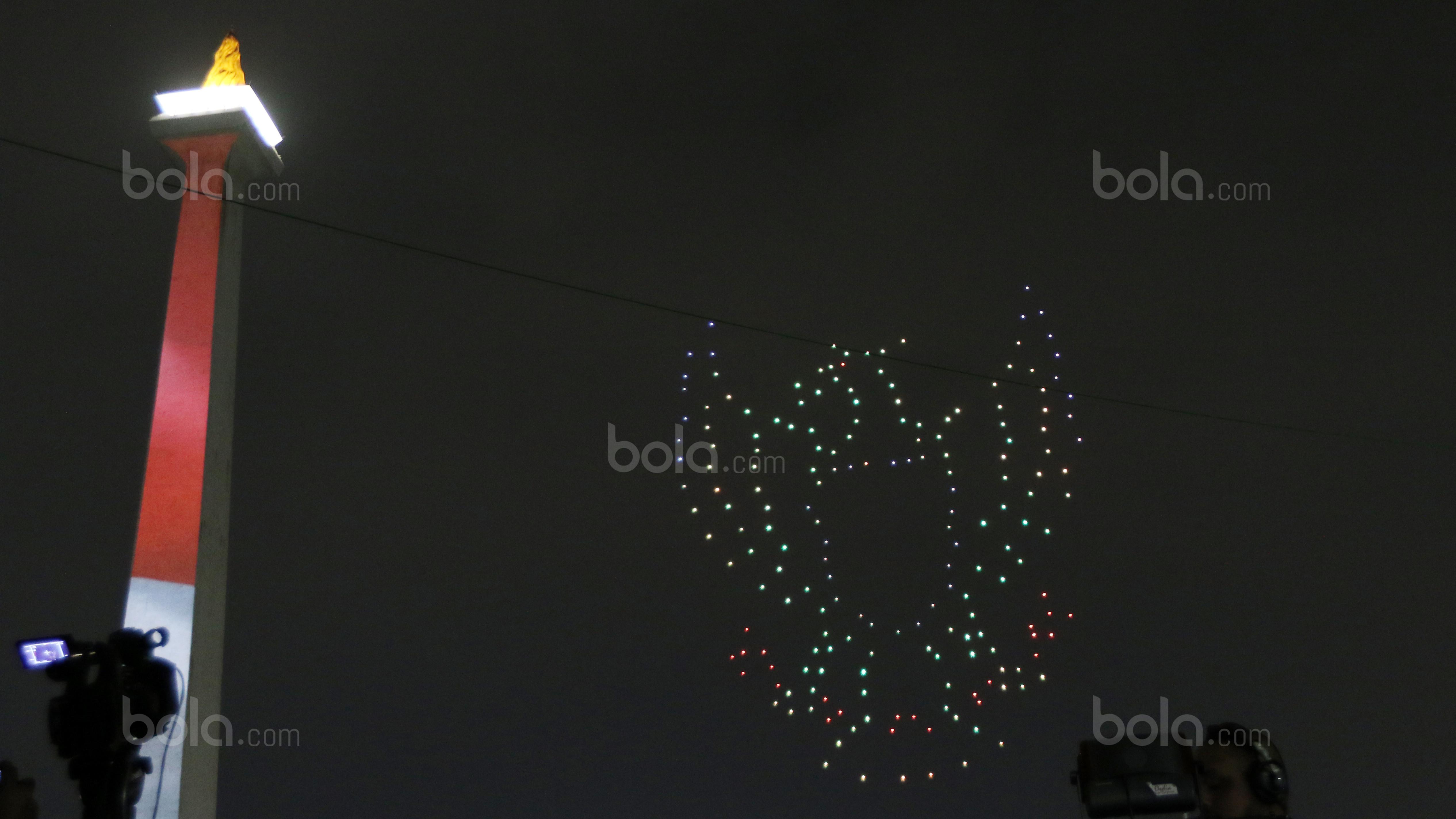 300 Drone membuat formasi logo garuda pada acara Countdown Asian Games 2018 di Silang Monas, Jakarta, (18/8/2017), Asian Games 2018 memiliki tema Energy Of Asia. (Bola.com/Nicklas Hanoatubun)