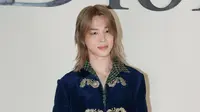 Jimin BTS Melenggang ke Paris Fashion Week, Gaya Rambut dan Jas Ekor Beludru Curi Perhatian