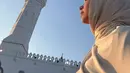 Tak hanya di Madinah, Alssa juga memukau saat berada di Masjid Quba. Dalam salah satu foto, ia terlihat mengenakan hijab putih lembut dengan latar belakang menara masjid yang indah saat senja. Penampilan tersebut menuai pujian karena menonjolkan sisi anggun Alyssa Daguise yang baru kali ini tampil berhijab. (Liputan6.com/IG/@alyssadaguise)
