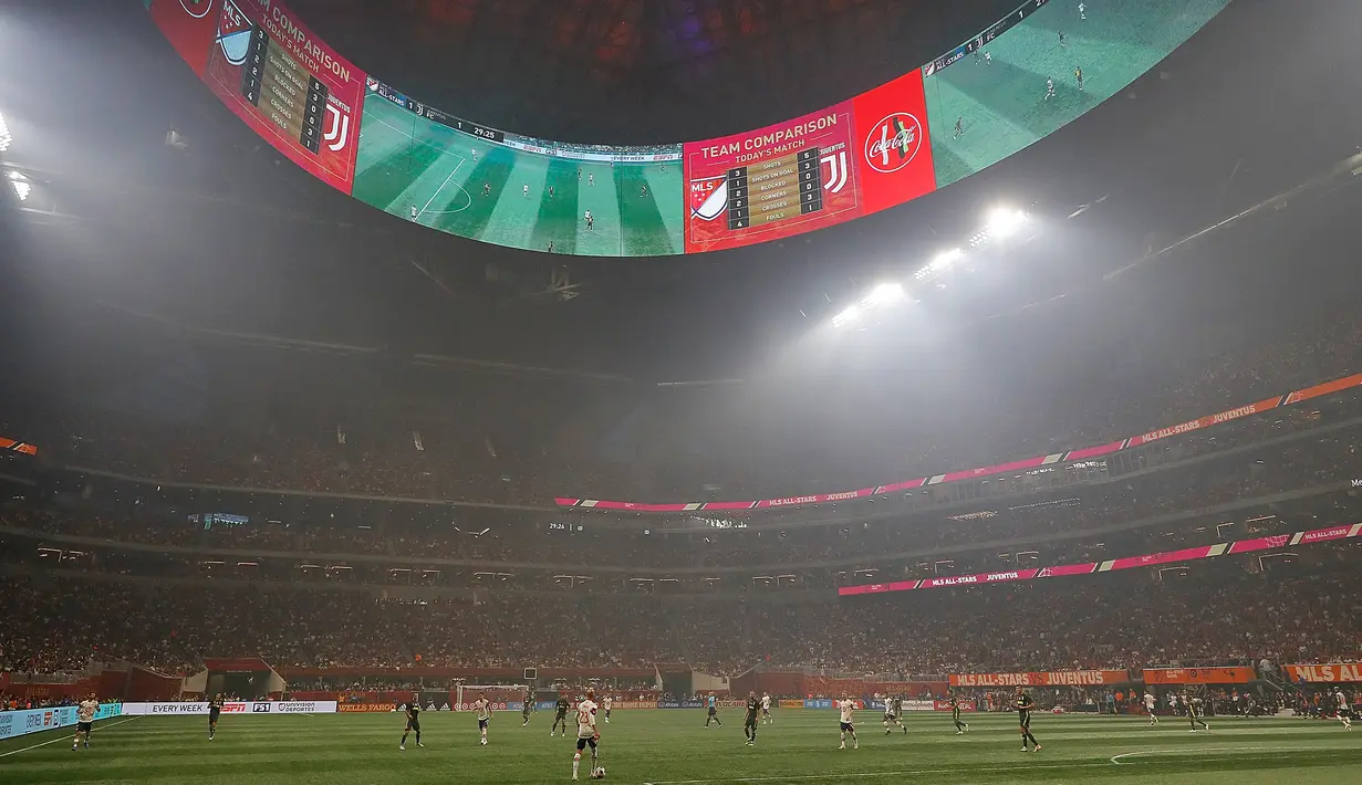 Suasana pertandingan antara Juventus melawan MLS All-Stars di Mercedes-Benz Stadion, Atlanta, Georgia (1/8). Juventus berhasil mengalahkan MLS All-Stars lewat drama adu penalti 5-3. (AFP Photo/Kevin C. Cox)
