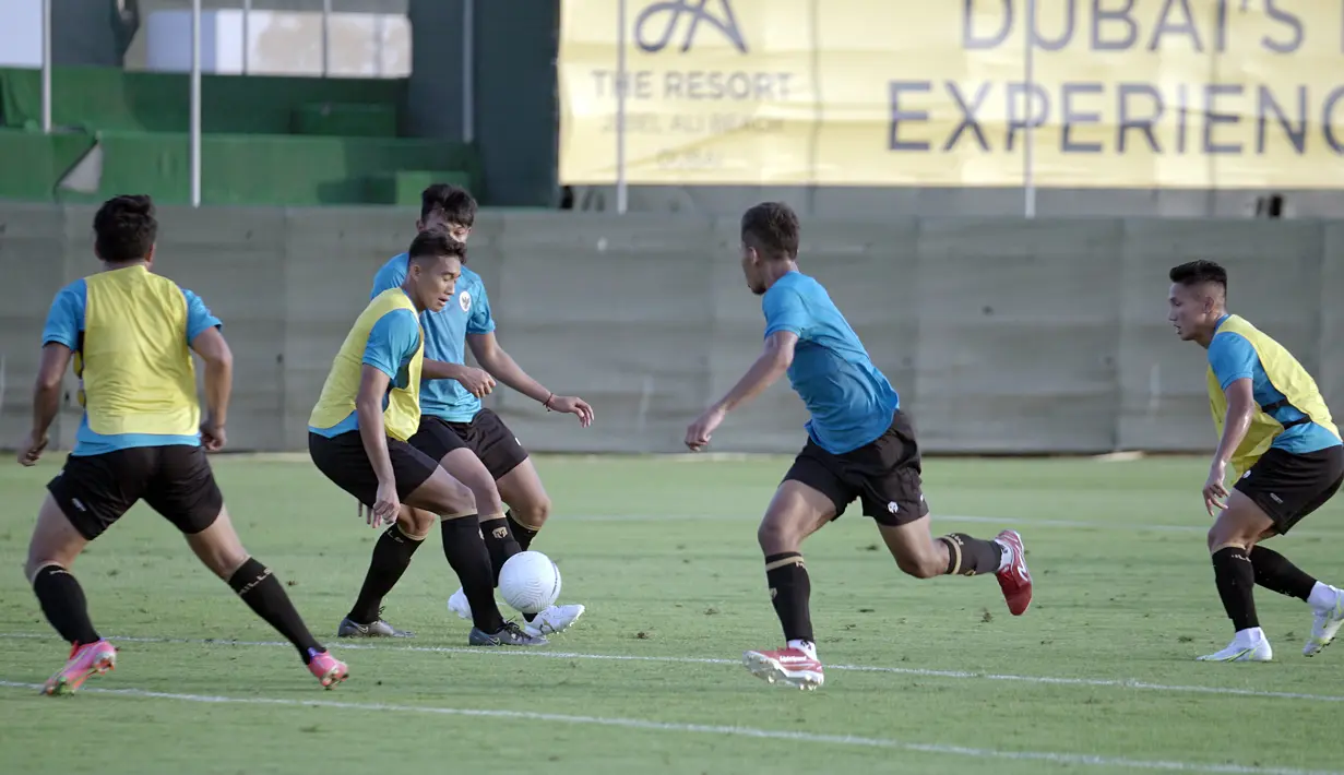 Sejumlah pemain Timnas Indonesia tampak fokus saat menjalani materi latihan yang diberikan dengan menggunakan setengah lapangan permainan. (Foto: Dokumentasi PSSI)