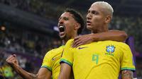 Pemain Brasil,&nbsp;Richarlison (kanan) merayakan gol ketiga timnya ke gawang Korea Selatan bersama Marquinhos saat laga 16 besar Piala Dunia 2022 yang berlangsung di 974 Stadium, Selasa (06/12/2022). (AP/Manu Fernandez)