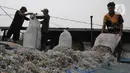 Bahan baku plastik yang sudah dicacah dijual dengan harga Rp 7000 hingga Rp 8000. (merdeka.com/Imam Buhori)