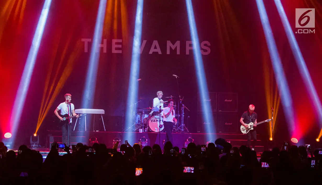 Aksi grup band asal Inggris, The Vamps saat tampil dalam konser bertajuk 'The Vamps Four Corners Tour 2019' di Jakarta, Rabu (14/8/2019). The Vamps tampil dengan membawakan sejumlah lagu hits mereka di antaranya All Night, All the Lies, dan Missing You. (Liputan6.com/Faizal Fanani)