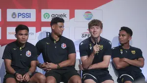 Pemain Oxford United, Ole Romeny (kedua dari kanan) pada sesi konferensi pers Piala Presiden 2025 hari Jumat (04/07/2025). (Muhammad Iqbal Ichsan/Bola.com)