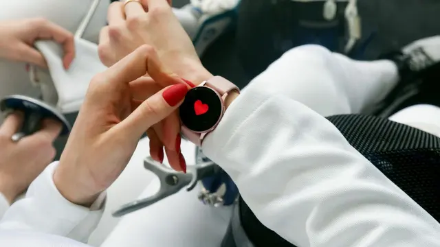 ciri orang yang selalu cek detak jantung di smartwatch
