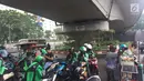 Pengemudi ojek online memadati kolong flyover Kalibata, Jakarta, Rabu (17/1). Kurangnya penegakan hukum menyebabkan banyak pengemudi ojek online mangkal di kolong flyover tersebut sehingga kerap mengganggu lalu lintas. (Liputan6.com/Immanuel Antonius)