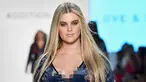  Model berjalan di atas catwalk membawakan pakaian dalam/lingerie Addition Elle selama New York Fashion Week di New York, AS (11/9). Addition Elle mengeluarkan pakaian dalam untuk wanita berbadan gemuk. (Frazer Harrison/Getty Images for Addition Elle/AFP)