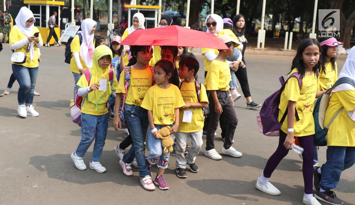 Calon suporter tim Indonesia mengantre masuk Istora GBK untuk menyaksikan laga Para Bulutangkis, Jakarta, Jumat (12/10). Sejumlah atlet para bulutangkis Indonesia berlaga dipartai final dan semi final. (Liputan6.com/Helmi Fithriansyah)