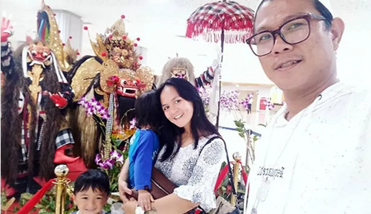 Meski sedang bermasalah dalam rumah tangganya, pasangan ini terlihat masih kompak. Seperti diketahui, dari pernikahannya, pasangan ini telah dikaruniai seorang anak. (Instagram/chacaa22)