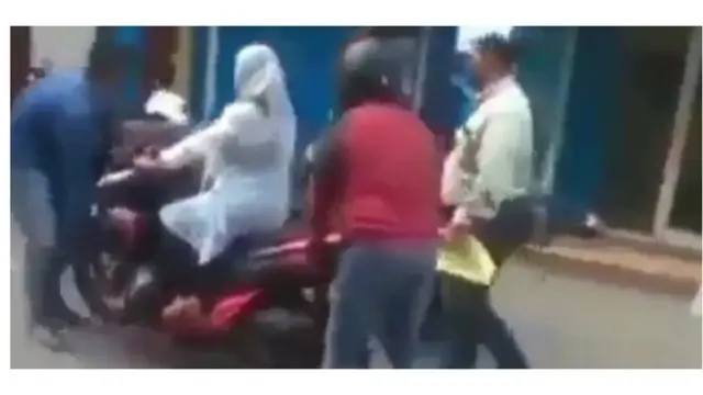 Viral Ibu-ibu Tak Turun dari Motornya saat Disita Debt Collector, Diangkut Tiga Orang