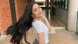 Penampilan prilly dianggap makin memesona dengan rambut panjangnya yang dibiarkan terurai. (Foto: Instagram/ prillylatuconsina96)