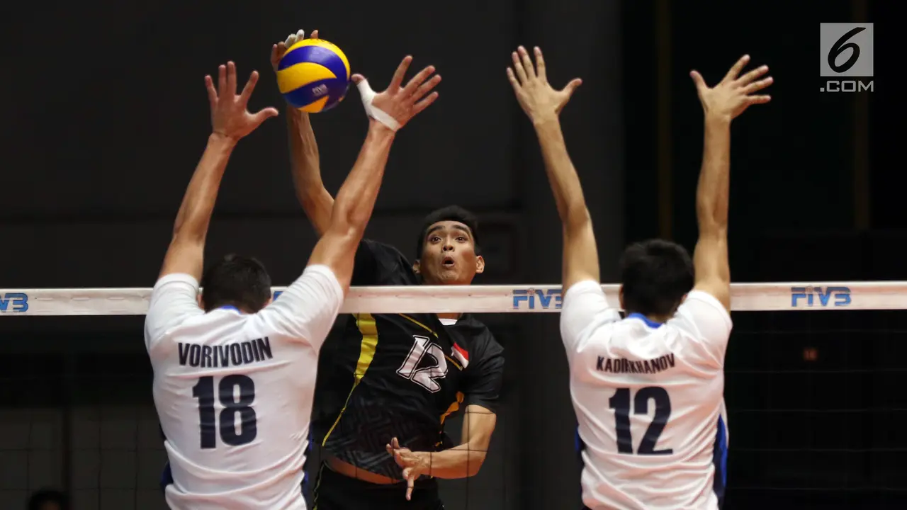 Pemain Timnas Voli Indonesia, Rivan Nurmulki (tengah) melakukan smes saat bermain melawan Kazakhstan pada Kejuaraan Voli Asia 2017 di GOR Tri Dharma, Gresik, Selasa (25/7/2017). Indonesia kalah 3-2. 
