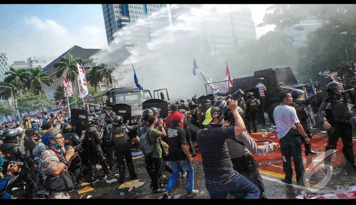 Pihak Kepolisian juga menyemprotkan air ke massa Prabowo hingga menyebabkan mereka kocar-kacir, Jakarta, Kamis (21/8/2014) (Liputan6.com/Faizal Fanani)
