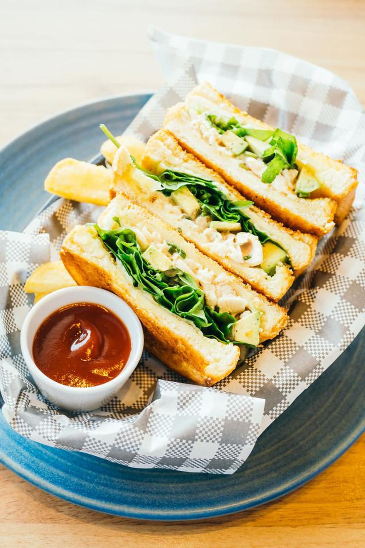 Olahan Tomago Sando sangat cocok dimakan sebagai menu sarapan.