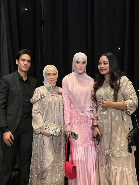Angel Lelga yang sedang sibuk pun menyempatkan diri hadir di acara resepsi anak Elma Theana mengenakan ansambel serba pinknya. [@farahcarpetsofficial].