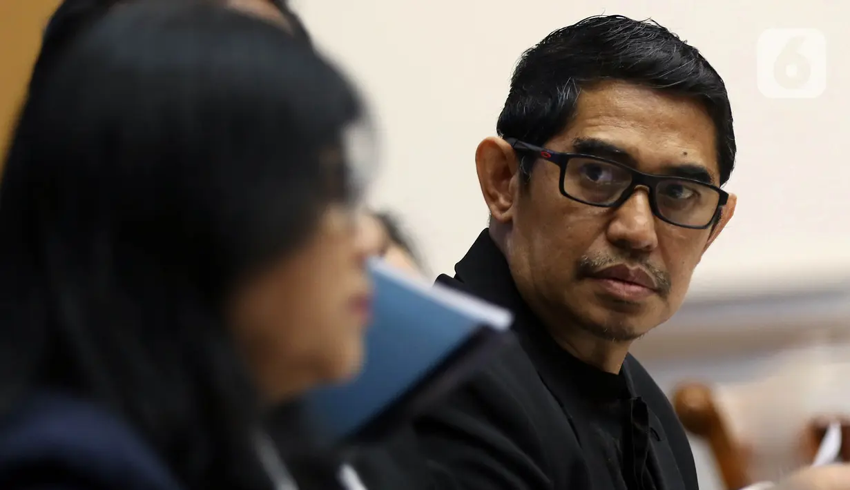 Ketua Dewas TVRI Arief Hidayat mengikuti rapat dengar pendapat dengan Komisi I DPR, Jakarta, Selasa (21/1/2020). Rapat tersebut untuk mendapat kejelasan dari Dewas TVRI tentang perkembangan penyelesaian masalah pemberhentian Dirut LPP TVRI Helmy Yahya. (Liputan6.com/Johan Tallo)