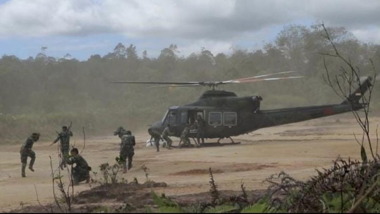 TNI Kembali Terjunkan Bantuan ke Desa Terisolasi di Tapanuli Utara Melalui Airdrop