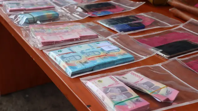 Sejumlah barang bukti uang palsu dengan kualitas buruk berhasil diamankan Polres Tasikmalaya, dalam pengungkapan kasus sindikat pembuat, pengedar uang palsu di Jawa Barat. (Liputan6.com/Jayadi Supriadin)