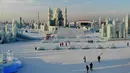 Pandangan udara patung-patung es selama Festival Salju dan Patung Es Internasional Harbin di Harbin, China, Senin (7/1). Harbin International Ice and Snow Sculpture Festival pertama kali diselenggarakan pada 1985. (FRED DUFOUR/AFP)
