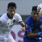 Striker Arema FC, Dedik Setiawan (kanan) menguasai bola dibayangi bek Persikabo 1973, Andy Setyo Nugroho dalam laga pembuka Piala Menpora 2021 di Stadion Manahan, Solo, Minggu (21/3/2021). Arema FC bermain Imbang 1-1 dengan Persikabo 1973. (Bola.com/M Iqbal Ichsan)