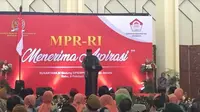 Mantan Ketua KPK Taufiequrachman Ruki saat ia memberikan sambutan dalam acara penyampaian aspirasi kepada Ketua MPR RI. (Liputan6.com/Putu Merta Surya Putra)