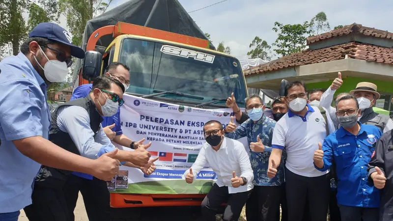 Gubernur Jawa Barat Ridwan Kamil berama Rektor Institut Pertanian Bogor (IPB), Arif Satria, secara simbolis memecahkan kendi sebagai bentuk dimulainya proses ekspor perdana kopi asal Cikajang, Garut.