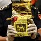 Petugas Bea dan Cukai menunjukkan wujud sabu 1,6 ton yang terbungkus kemasan teh poci di Jakarta Timur, Selasa (27/2). Sabu diangkut kapal MV Min Lian Yu Yun 61870 dari pelabuhan Lian Ziang, Tiongkok, 31 Januari 2018. (Liputan6.com/Immanuel Antonius)