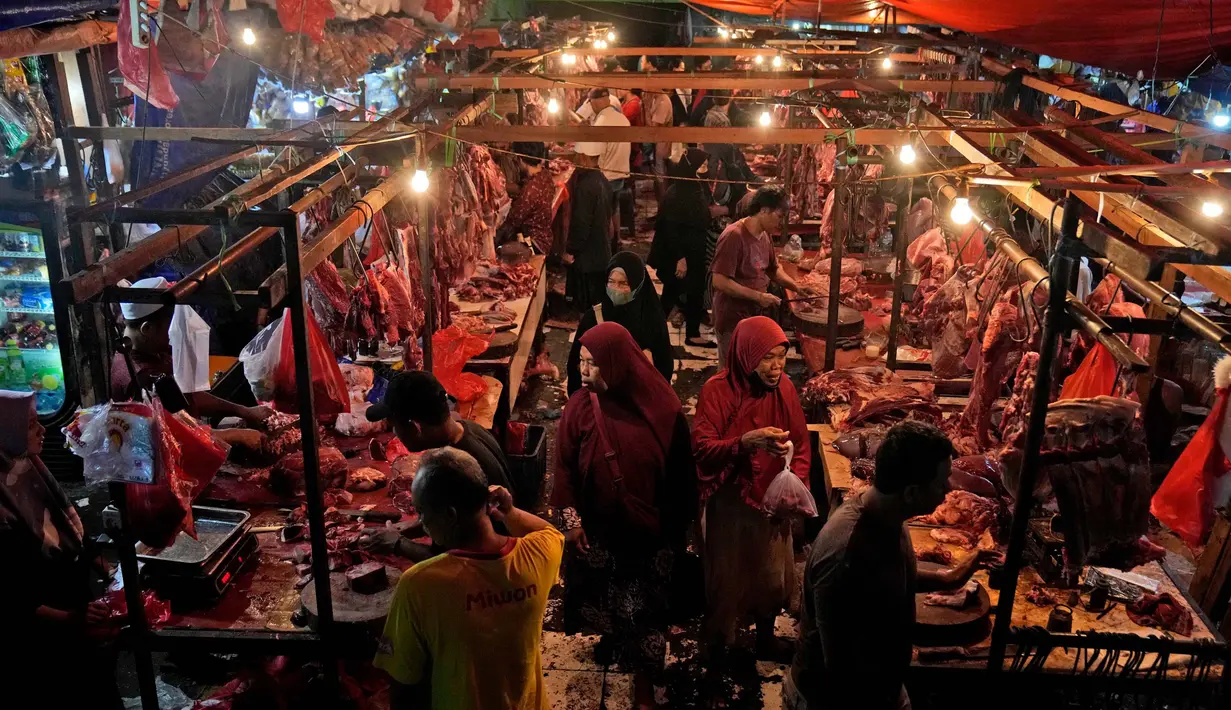 Warga berbelanja di sebuah pasar di Jakarta, Indonesia, Selasa, 9 April 2024. (AP Photo/Dita Alangkara)