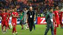 Pelatih Timnas Indonesia, Alfred Riedl (tengah) berjalan bersama pemainnya usai dikalahkan Thailand di final kedua Piala AFF 2016 di National Stadium Rajamangala, Bangkok, Sabtu (17/12). Indonesia kalah 2-0. (Liputan6.com/Helmi Fithriansyah)