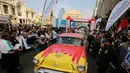 Pengunjung memadati kiri kanan jalan saat acara Carrera Panamericana di Meksiko, Sabtu (15/10). Carrera Panamericana adalah perlombaan mobil antik yang digelar di Meksiko selama 7 hari. (REUTERS / Henry Romero) 