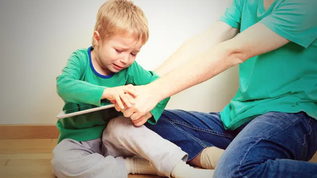 Ilustrasi perjuangan melepaskan anak yang hampir kecanduan gawai. (iStock)