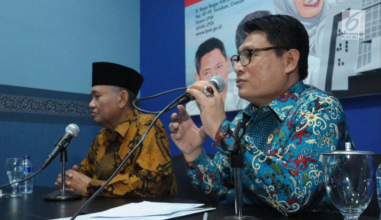 Ketua LPSK Abdul Haris Semendawai memberi keterangan bersama Ketua KPK Agus Rahardjo di Jakarta, Selasa (17/4). Melalui nota kesepahaman, LPSK dan KPK memperbarui kerja sama perlindungan saksi tindak pidana korupsi. (Liputan6.com/Helmi Fithriansyah)