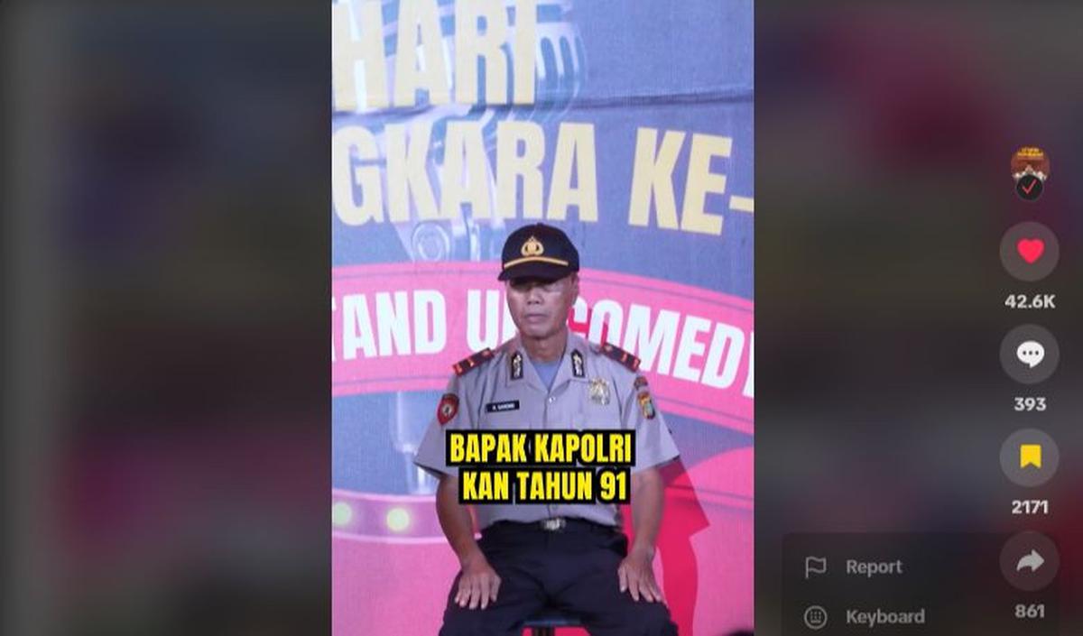 "Bapak saya kan masuk polisi tahun 83, bapak Kapolri kan tahun 91. Di belakang katanya Bapak Kapolri katanya adik-adikannya Pak," kata komika ini yang langsung membuat para Jenderal tertawa. <br>