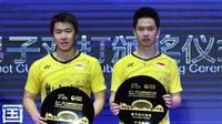 Ganda putra Indonesia, Kevin Sanjaya Sukamuljo/Marcus Fernaldi Gideon, berpose sambil memamerkan trofi juara China Terbuka Super Series Premier 2017, Minggu (19/11/2017). (PBSI)