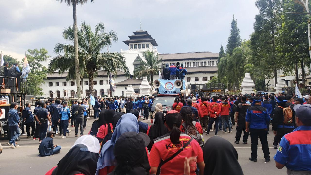UMSK 2026 Diprotes, Buruh Jawa Barat Geruduk Kantor Gubernur KDM