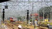 Kereta rel listrik (KRL) melintas di Stasiun Manggarai, Jakarta, Selasa (28/3). Rute KRL Bekasi-Jakarta Kota akan mengalami perubahan. KRL tidak lagi melewati jalur Stasiun Manggarai, melainkan Stasiun Pasar Senen. (Liputan6.com/Faizal Fanani)