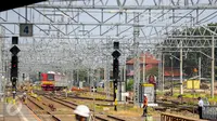 Kereta rel listrik (KRL) melintas di Stasiun Manggarai, Jakarta, Selasa (28/3). Rute KRL Bekasi-Jakarta Kota akan mengalami perubahan. KRL tidak lagi melewati jalur Stasiun Manggarai, melainkan Stasiun Pasar Senen. (Liputan6.com/Faizal Fanani)